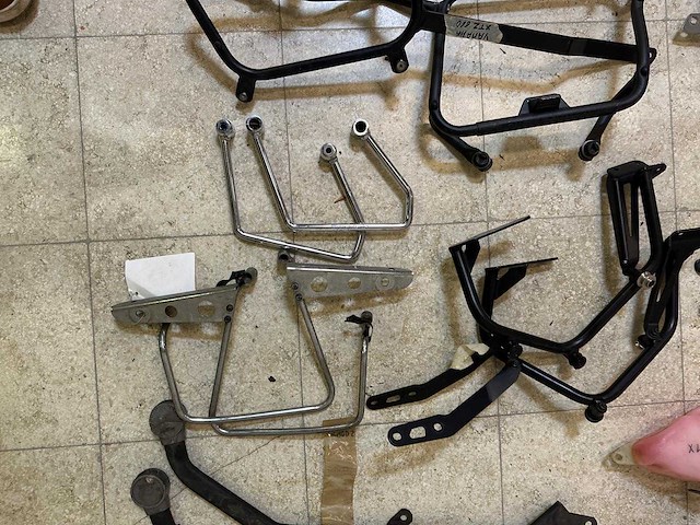 Diverse motorframes & montagebeugels (mix valbeugels, rekken & vorkdelen) (23x) - afbeelding 10 van  11