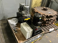 Diverse oliepompen (2x) - afbeelding 2 van  6