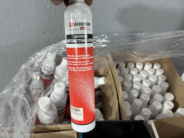 Diverse ontsmettingsproducten (14x12l) + handvrije pompjes (+/-25st)… - afbeelding 3 van  16