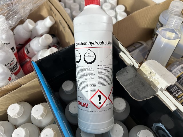 Diverse ontsmettingsproducten (14x12l) + handvrije pompjes (+/-25st)… - afbeelding 6 van  16