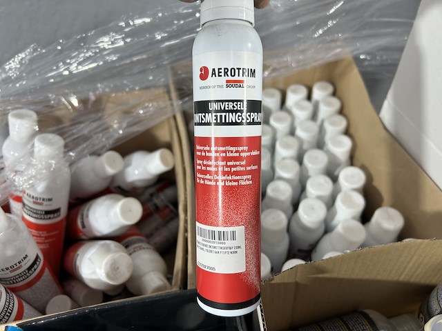 Diverse ontsmettingsproducten (14x12l) + handvrije pompjes (+/-25st)… - afbeelding 10 van  16