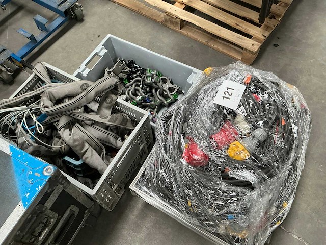 Diverse oogbouten, hijsbanden en verlengsnoeren - afbeelding 1 van  7