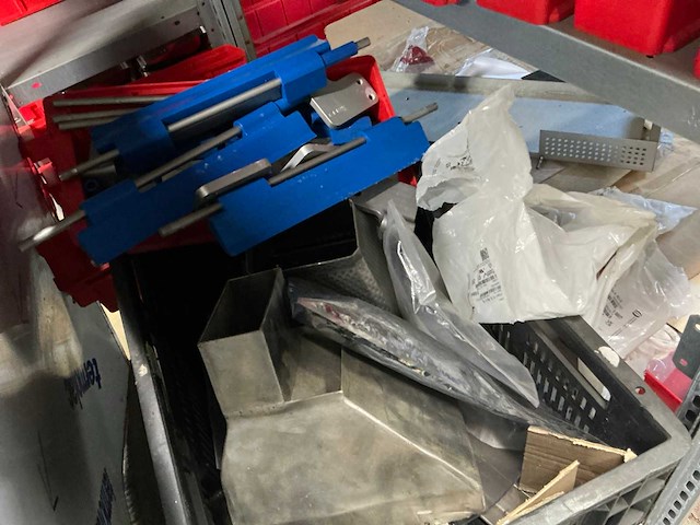 Diverse opbergrekken met inhoud (4x) - afbeelding 4 van  26