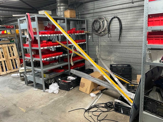 Diverse opbergrekken met inhoud (4x) - afbeelding 1 van  26