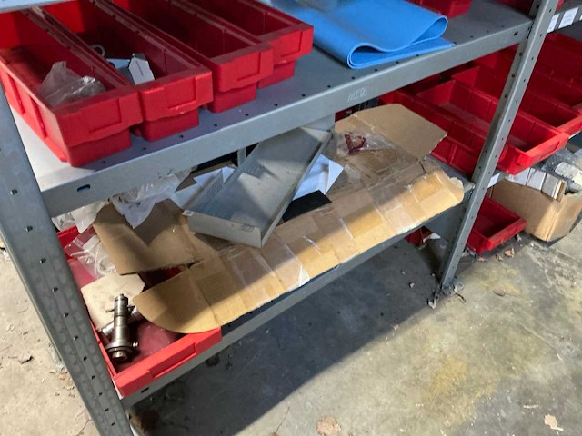 Diverse opbergrekken met inhoud (4x) - afbeelding 23 van  26