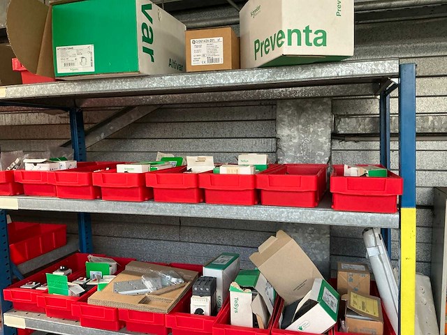 Diverse opbergrekken met inhoud diversen (4x) en opbergkasten (2x) - afbeelding 2 van  34