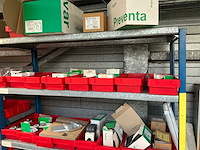 Diverse opbergrekken met inhoud diversen (4x) en opbergkasten (2x) - afbeelding 2 van  34