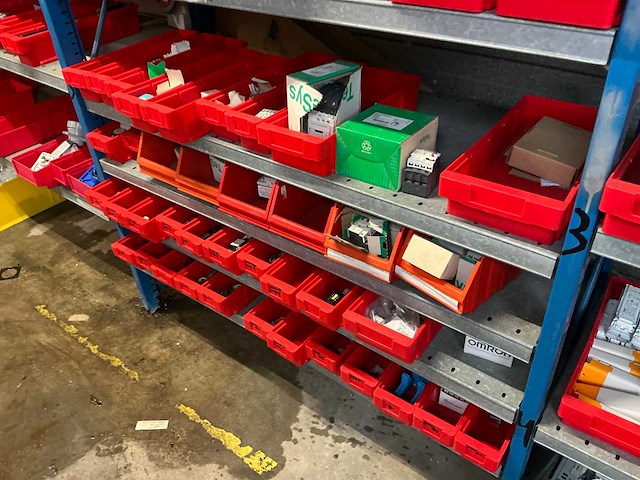 Diverse opbergrekken met inhoud diversen (4x) en opbergkasten (2x) - afbeelding 3 van  34