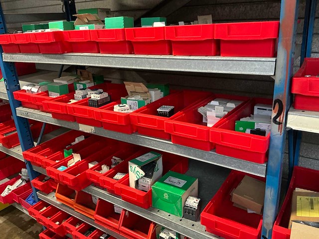 Diverse opbergrekken met inhoud diversen (4x) en opbergkasten (2x) - afbeelding 4 van  34