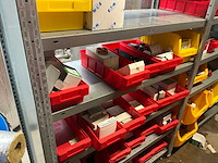 Diverse opbergrekken met inhoud diversen (4x) en opbergkasten (2x) - afbeelding 7 van  34