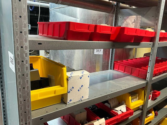 Diverse opbergrekken met inhoud diversen (4x) en opbergkasten (2x) - afbeelding 8 van  34