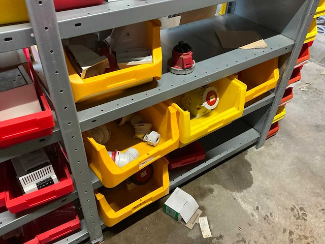 Diverse opbergrekken met inhoud diversen (4x) en opbergkasten (2x) - afbeelding 9 van  34