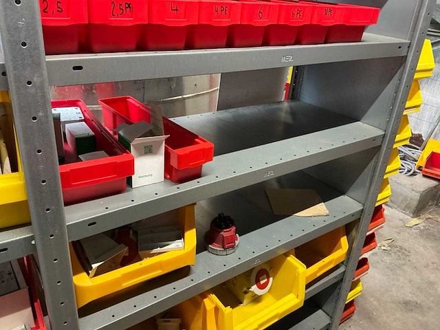 Diverse opbergrekken met inhoud diversen (4x) en opbergkasten (2x) - afbeelding 10 van  34