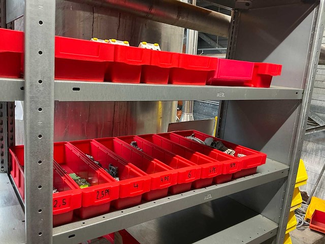 Diverse opbergrekken met inhoud diversen (4x) en opbergkasten (2x) - afbeelding 11 van  34