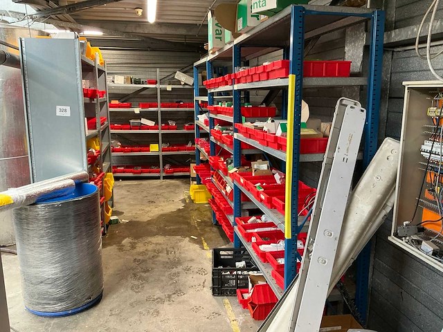 Diverse opbergrekken met inhoud diversen (4x) en opbergkasten (2x) - afbeelding 1 van  34