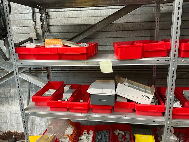 Diverse opbergrekken met inhoud diversen (4x) en opbergkasten (2x) - afbeelding 14 van  34