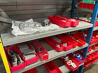 Diverse opbergrekken met inhoud diversen (4x) en opbergkasten (2x) - afbeelding 17 van  34