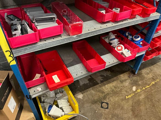 Diverse opbergrekken met inhoud diversen (4x) en opbergkasten (2x) - afbeelding 18 van  34