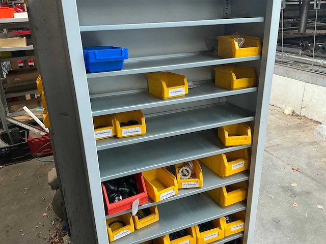 Diverse opbergrekken met inhoud diversen (4x) en opbergkasten (2x) - afbeelding 19 van  34