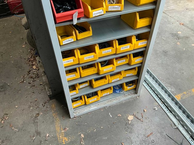 Diverse opbergrekken met inhoud diversen (4x) en opbergkasten (2x) - afbeelding 20 van  34