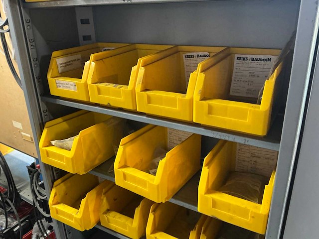 Diverse opbergrekken met inhoud diversen (4x) en opbergkasten (2x) - afbeelding 21 van  34