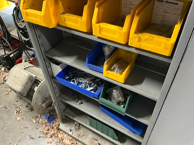 Diverse opbergrekken met inhoud diversen (4x) en opbergkasten (2x) - afbeelding 22 van  34