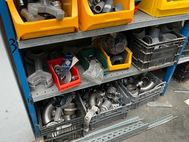 Diverse opbergrekken met inhoud diversen (4x) en opbergkasten (2x) - afbeelding 23 van  34