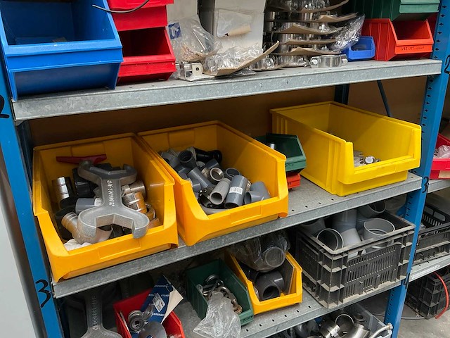 Diverse opbergrekken met inhoud diversen (4x) en opbergkasten (2x) - afbeelding 24 van  34