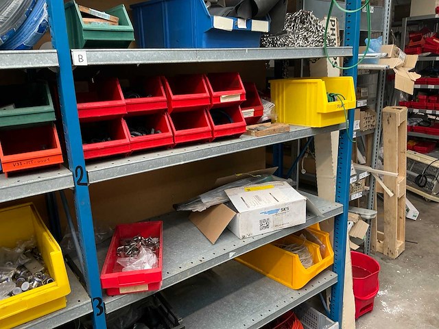 Diverse opbergrekken met inhoud diversen (4x) en opbergkasten (2x) - afbeelding 27 van  34