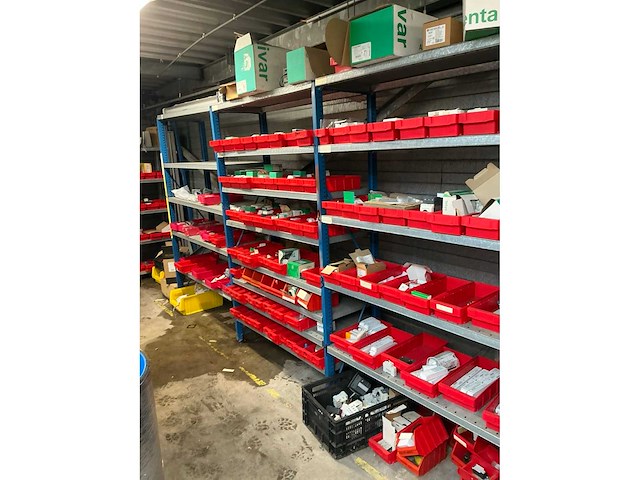 Diverse opbergrekken met inhoud diversen (4x) en opbergkasten (2x) - afbeelding 29 van  34