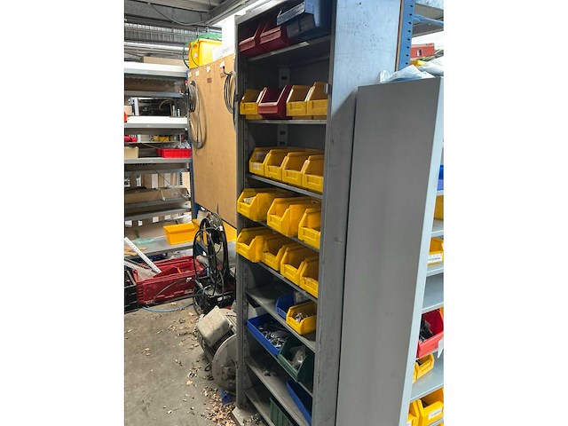 Diverse opbergrekken met inhoud diversen (4x) en opbergkasten (2x) - afbeelding 33 van  34