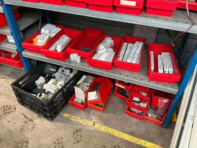 Diverse opbergrekken met inhoud diversen (4x) en opbergkasten (2x) - afbeelding 34 van  34