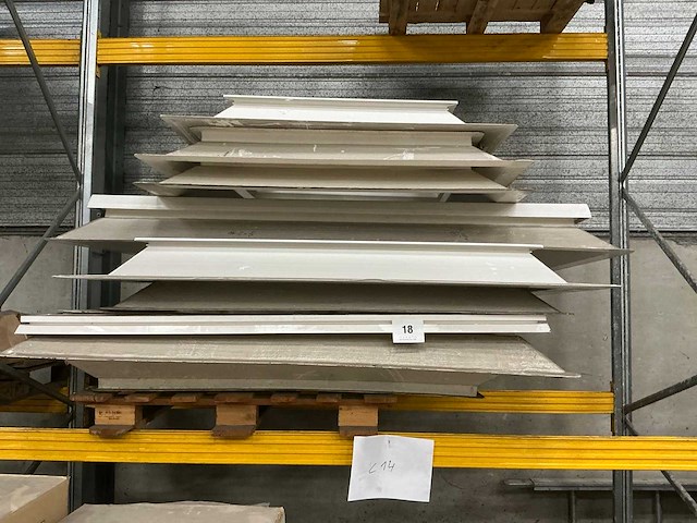 Diverse opzetstukken, kaders en koepelverhogingen (18x) - afbeelding 1 van  9