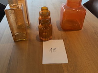 Diverse oranje vazen