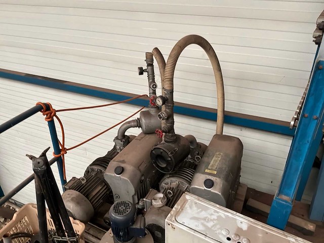 Diverse oude machineonderdelen - afbeelding 4 van  5