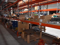 Diverse partij aannemersmaterialen wo. ophangbeugels - afbeelding 1 van  7