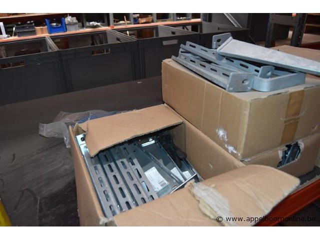 Diverse partij aannemersmaterialen wo. ophangbeugels - afbeelding 2 van  7