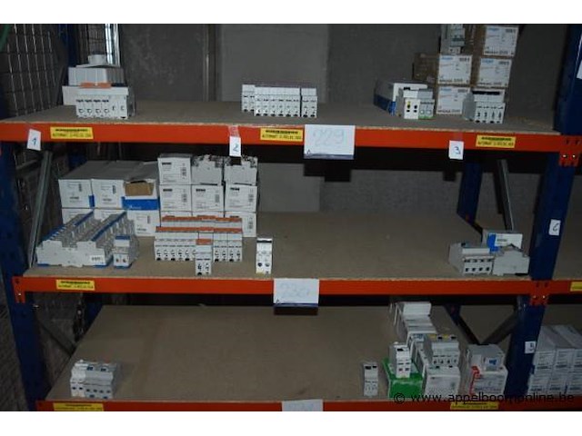 Diverse partij automaten, chint, v-tec, hager, wo. nxb-63, nlb8-c632-6-tc, mcn116, werking niet gekend - afbeelding 1 van  3