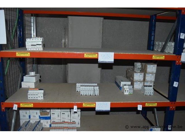 Diverse partij automaten en aardlekschakelaars, hager, wo. mwn240a, werking niet gekend - afbeelding 1 van  4