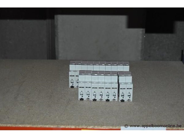 Diverse partij automaten en aardlekschakelaars, hager, wo. mwn240a, werking niet gekend - afbeelding 3 van  4