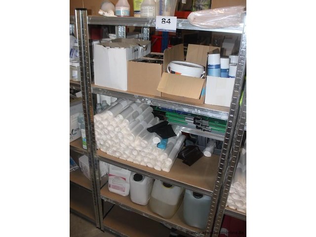 Diverse partij: ca. 60 rollen plastic folie, 4x jerrycan (waarvan 1x detrex d-foam plus 5l), thule cable lock x2, diverse spuitflessen, diverse dozen met inhoud, diverse rollen rode folie - afbeelding 1 van  5