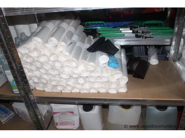 Diverse partij: ca. 60 rollen plastic folie, 4x jerrycan (waarvan 1x detrex d-foam plus 5l), thule cable lock x2, diverse spuitflessen, diverse dozen met inhoud, diverse rollen rode folie - afbeelding 3 van  5