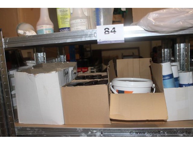 Diverse partij: ca. 60 rollen plastic folie, 4x jerrycan (waarvan 1x detrex d-foam plus 5l), thule cable lock x2, diverse spuitflessen, diverse dozen met inhoud, diverse rollen rode folie - afbeelding 4 van  5
