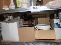 Diverse partij: ca. 60 rollen plastic folie, 4x jerrycan (waarvan 1x detrex d-foam plus 5l), thule cable lock x2, diverse spuitflessen, diverse dozen met inhoud, diverse rollen rode folie - afbeelding 4 van  5