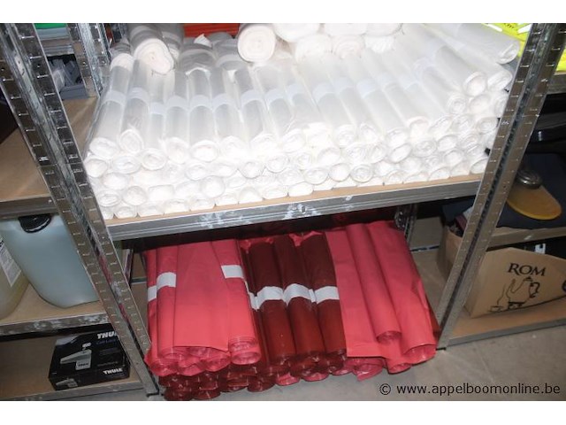 Diverse partij: ca. 60 rollen plastic folie, 4x jerrycan (waarvan 1x detrex d-foam plus 5l), thule cable lock x2, diverse spuitflessen, diverse dozen met inhoud, diverse rollen rode folie - afbeelding 5 van  5