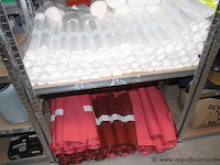 Diverse partij: ca. 60 rollen plastic folie, 4x jerrycan (waarvan 1x detrex d-foam plus 5l), thule cable lock x2, diverse spuitflessen, diverse dozen met inhoud, diverse rollen rode folie - afbeelding 5 van  5