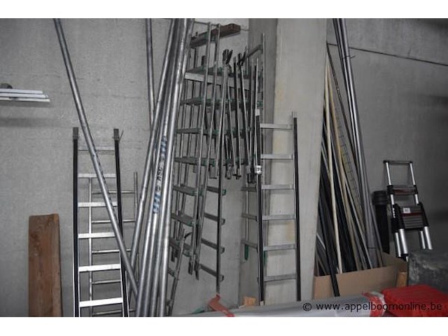 Diverse partij dakladders en steigerpalen - afbeelding 1 van  1