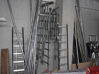 Diverse partij dakladders en steigerpalen - afbeelding 1 van  1