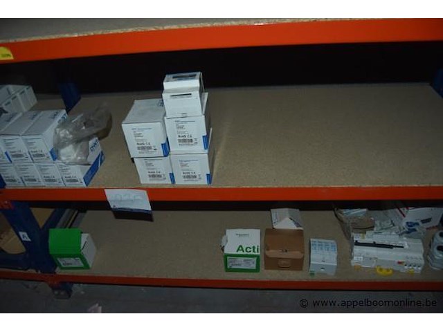 Diverse partij elektrische componenten, chint, schneider electric, wo. energiemeters xtm1250s-mb-mp en pm770mw, wo. circuit breakers acti 9 en ic60n, werking niet gekend - afbeelding 1 van  2