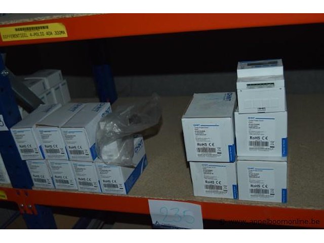 Diverse partij elektrische componenten, chint, schneider electric, wo. energiemeters xtm1250s-mb-mp en pm770mw, wo. circuit breakers acti 9 en ic60n, werking niet gekend - afbeelding 2 van  2